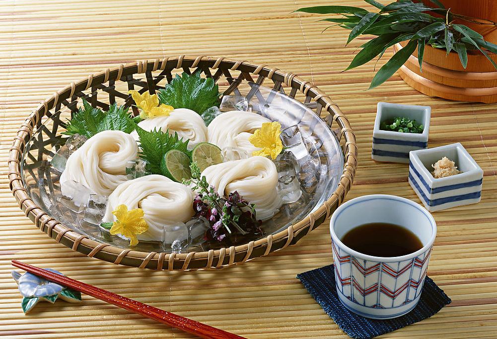 面對(duì)消費(fèi)降級(jí)，餐飲品牌策劃公司教你如何經(jīng)營(yíng)